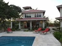 Walk to Village Beach Front Modern Home with Pool and Privacy - สระว่ายน้ำส่วนตัว