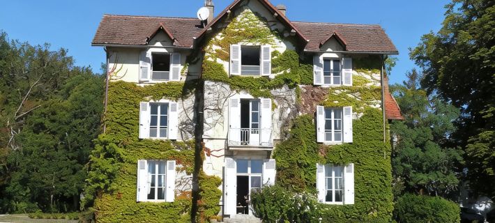 Ancien Pavillon de Chasse Situé Dans une Campagne Paisible . Hoteles en Indre