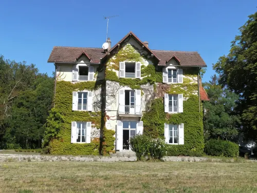 Ancien Pavillon de Chasse Situé Dans une Campagne Paisible . - Pool