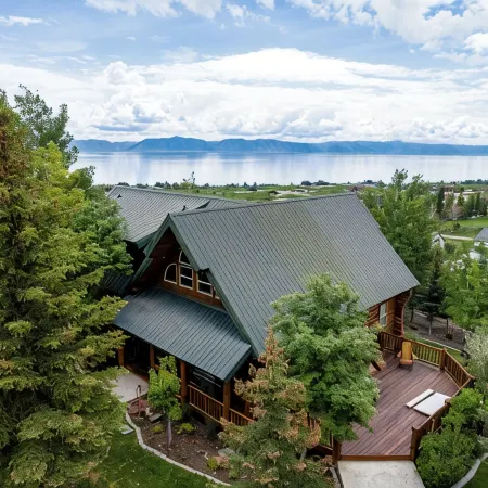 Beautiful original log cabin, minutes from Garden City and Bear Lake beaches.
