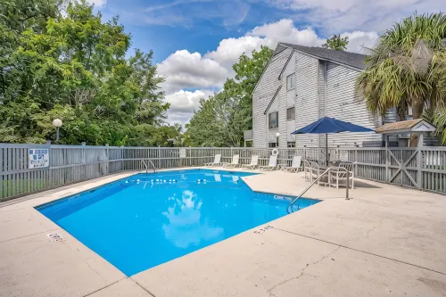 Condo overlooking Pond - Balcony