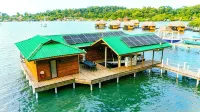Beautiful 2Br/2BA Overwater Villa: Bastimentos, AC, Wifi, Kayaks & Sups Included - 4-Star