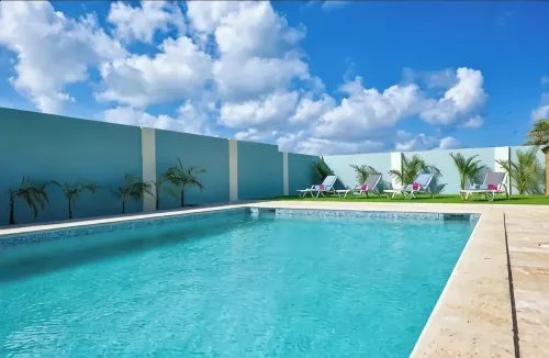 Large Spacious pool/patio with open concept near all amenities and best beaches. - Jacuzzi