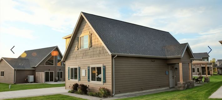 Beautiful 1500+ sq ft cabin with outdoor pool just steps off the patio Hotels in Arnolds Park