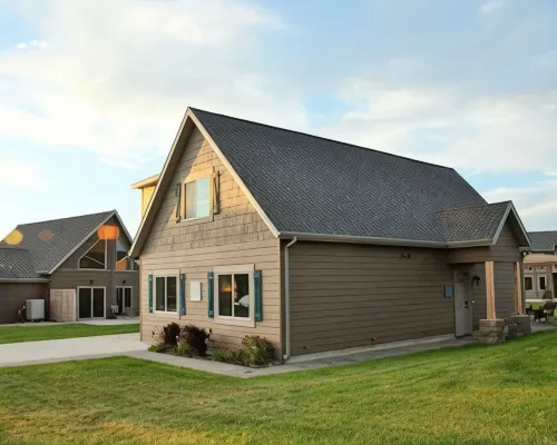 Beautiful 1500+ sq ft cabin with outdoor pool just steps off the patio Hoteles en Arnolds Park