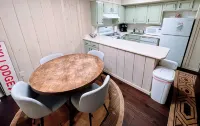 2Br 1BA - MT Snow, Ski Back Trail, Free Shuttle, Pool, BBQ - Green Mountain Den