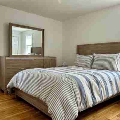 Spacious, Private Getaway for 8 with 3 Bedroom 6 Beds, Central A/C in Yarmouth Rooms