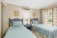 Fast WiFi, 4 bedrooms, sleeps 8, panoramic ocean views, West Coast .. Paradise !