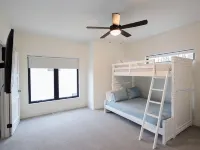 NEW CENTRAL PARK TOWNHOME w/ Golf Course view Across from Arnold's Park! Hoteles en Arnolds Park