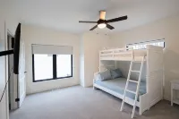 NEW CENTRAL PARK TOWNHOME w/ Golf Course view Across from Arnold's Park! - Wifi