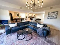 Luxury 4 Bed & 2 Bath Family-sized Home Minutes from Downtown & UNL - Jacuzzi