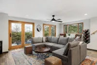 Charming 2-Bedroom Cottage with Game-Room and WiFi in Bolton Landing/Lake George