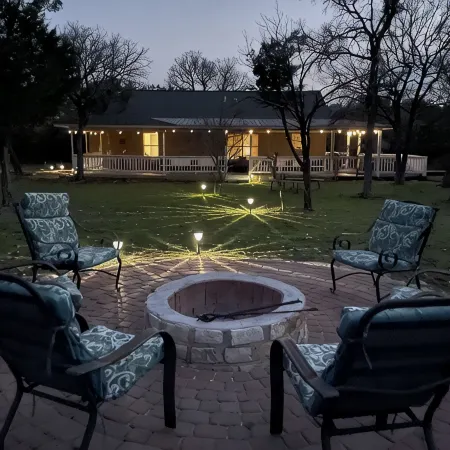 Hot Tub, Sep. Game Room, Wrap Porch,Quiet Street,Fire-Pit,2 Acres. All Ages!
