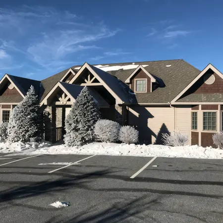Walk to ski slopes! INCREDIBLE MTN VIEWS,SUNSETS, HOTTUB, FIREPLACE