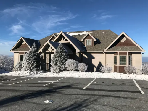 Walk to ski slopes! INCREDIBLE MTN VIEWS,SUNSETS, HOTTUB, FIREPLACE