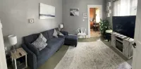 Luxury Cali King Suite · Smart TVs & Wireless Charging in Every Room - 2 estrellas