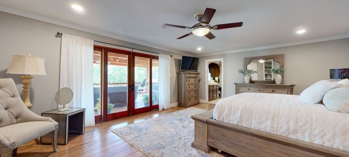 Stunning Lakefront Home - Original 1800’s Cabin - Relax by The Water Hotels in Loudon County