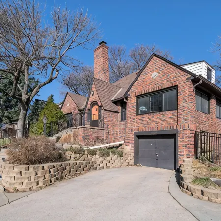 Spacious Family Retreat: King Beds+Arcade+Playground. Minutes from Zoo/Downtown