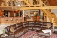 Huge Lakefront A-frame on Owasco, 4 king bedrooms, 5 bathrooms, Sleeps 10-12