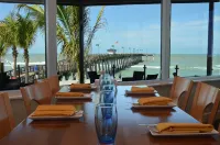 Perfect Home Away, Modern Amenities, Salt Heated Pool ~ Close to S. Venice Beach
