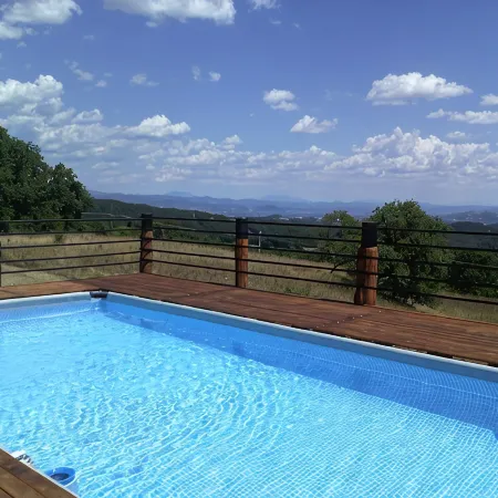 Hilltop Farmhouse - Countryside Views: 5 Beds (+2 Extra DR - ensuite BR (+20%)