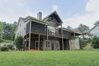 Luxurious Lake Front Estate, Sleeps 20 with Game Room and dock, pet friendly. - 4-Star