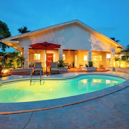 4-bedroom House with private Pool - walking distance to Baha Mar and Beach