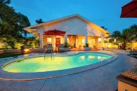 4-bedroom House with private Pool - walking distance to Baha Mar and Beach - สระว่ายน้ำส่วนตัว