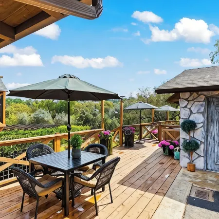 Montecito Cottage - Tuscan Farmhouse, Pool, Views