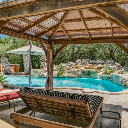 Romantic Getaway Cottage with Hot Tub and Resort Amenities