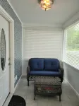 The Blue House near Frank Holten State Park / Golf /Lighthouse Restaurant - Homestays