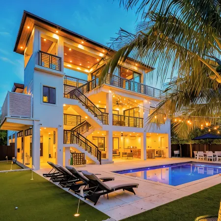 New!Luxurious & spacious waterfront 4 bedroom house in Marathon with endless fun