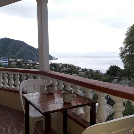 HazelWood Cottage: Beautiful Caribbean Sea views, in a comfortable space. Отели в г. Розо
