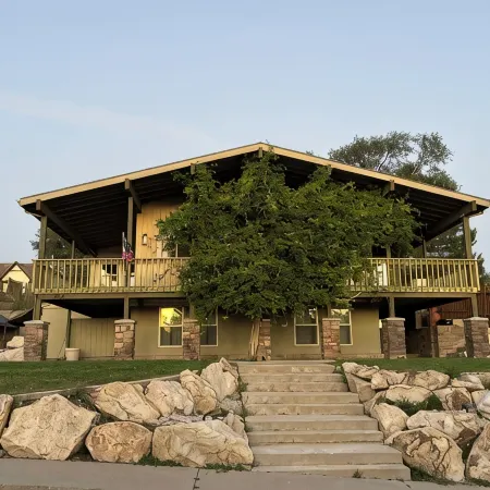 The Treehouse: Spacious Retreat with Theater Room, Fire Pit & Mountain Views