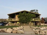 The Treehouse: Spacious Retreat with Theater Room, Fire Pit & Mountain Views