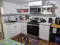 Lovely basement apartment with covered outdoor patio. - 3 stjerner