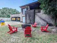 Perfect Family Escape: Playground, Fire Pit, Games & Boat Parking Near Kemah! - 陽台