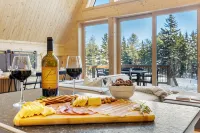Modern A-Frame~ 9min Sunday River! HotTub! FirePit! Arcade Games! Slps 12 - Hytter