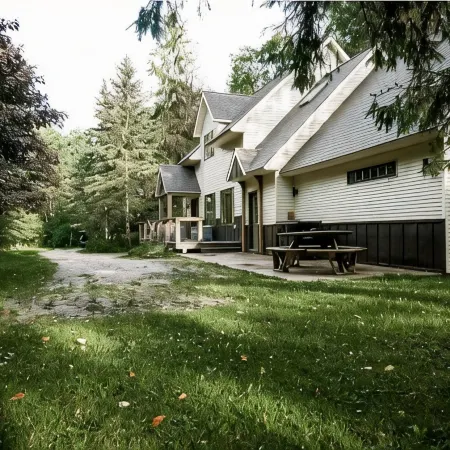 Walk to HoliMont! Cozy Creekside Haven in Downtown Ellicottville