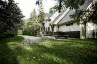 Walk to HoliMont! Cozy Creekside Haven in Downtown Ellicottville - Homestays