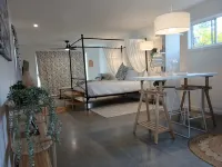 Paradise Palms Bungalow - New Private Studio with easy stroll to surf n sand - 4성급