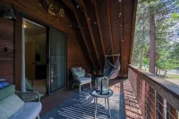 Nine Pines Outpost: Pet Friendly, Hot Tub, Game Room, w/ Private Treetop Escape. - Boutique