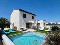 Modern villa with pool near beach and freeway - piscine