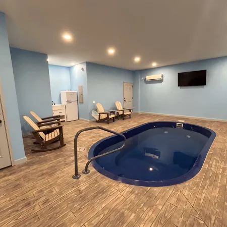 3 Bedroom 3 Bath - Indoor Swimming Pool - Game Room- 2 minutes off the Parkway
