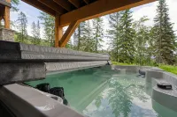 Luxurious New Ski-In Ski-Out Estate w/ Hot tub: Your Ultimate Mountain Getaway - بوتيك