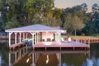 Luxurious large 3bd/2ba Home with Dock with beautiful sunset views