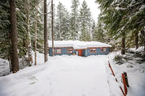 Mountain Home with Private Hot Tub, Sleeps 10,   1 Mile from Base of Mountain