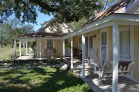 Charming 2-bedroom cottage on the River with 5 acres - Wifi