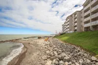 Lakefront Condo Sleeps 7-3br/2ba private beach/balcony/indoor pool  specials-ask - Beach