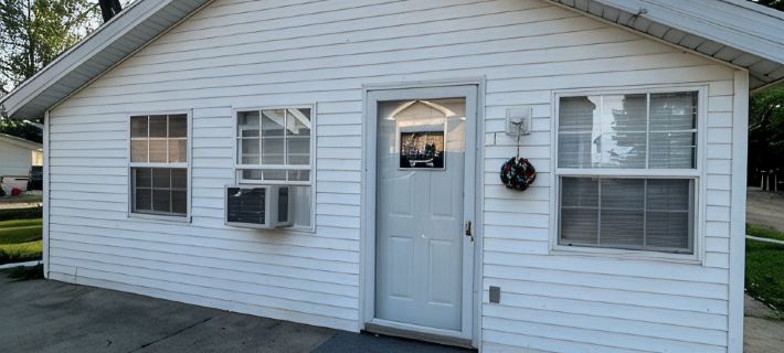 Gun Lake Cute Little Cottage Steps from Beach w Boat Slip. Hotels in Barry County
